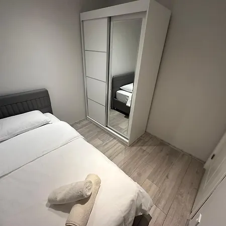 Ξενοδοχείο με διαμερίσματα Real Homes Lara *